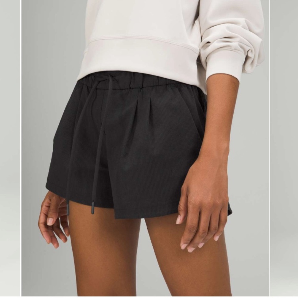 Lululemon Stroll At Sundown Short 3”. Black. Size 4